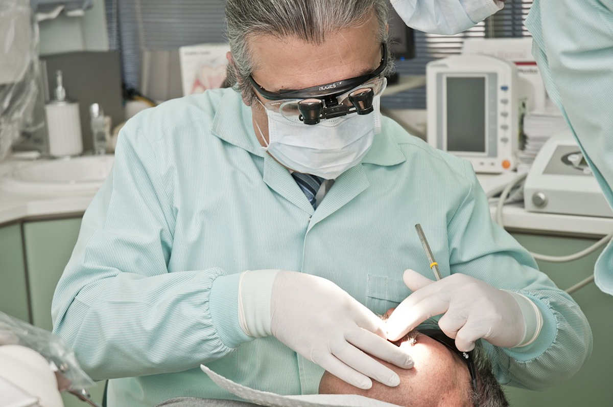 Implantologia dentale per curare edentulia